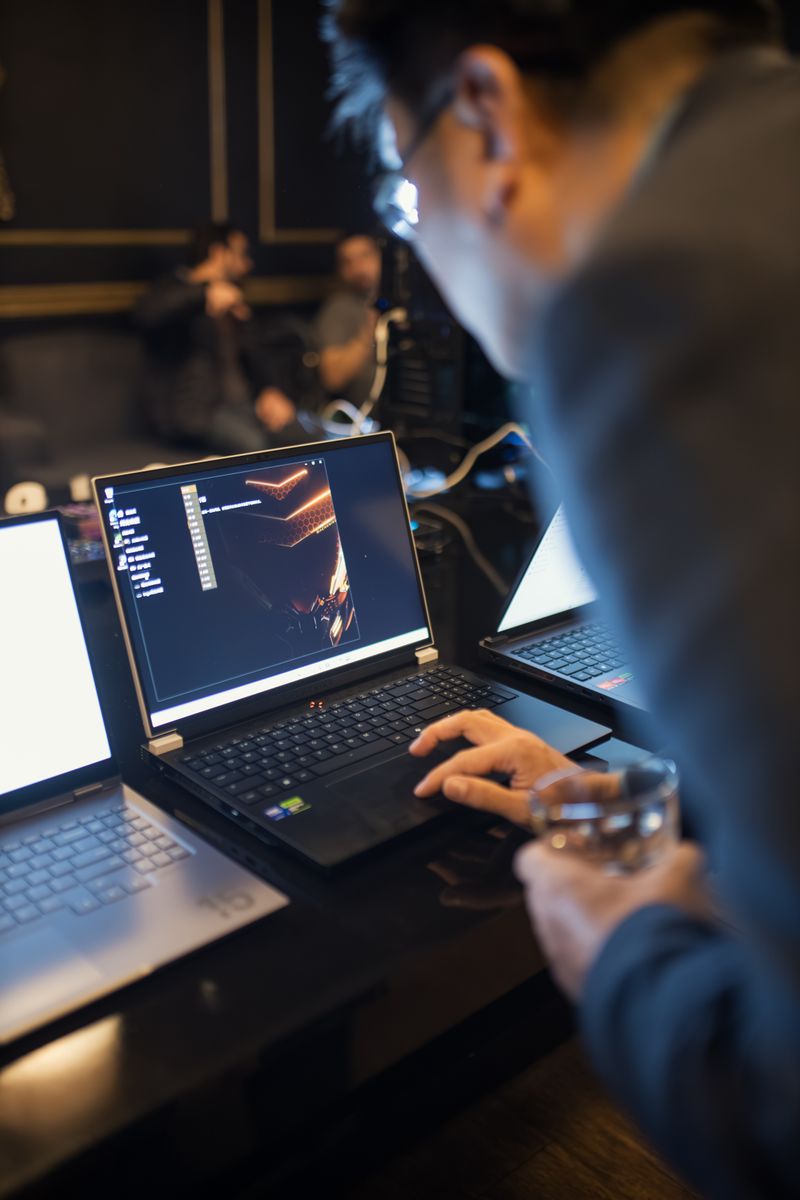 Profissional trabalhando em um ambiente tecnológico com notebooks